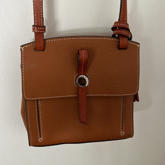 Dooney &Bourke crossbody bag. Great condition long strap that can shorten. - Picture 2 of 7